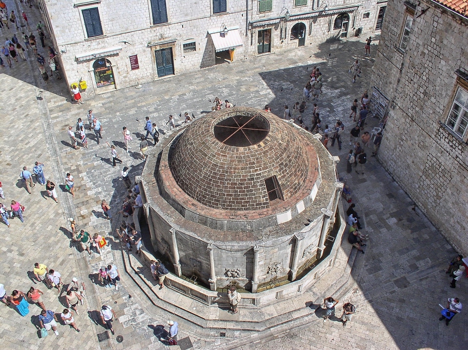Dubrovnik fountain tourists