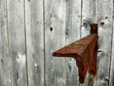 Metal rusty mount