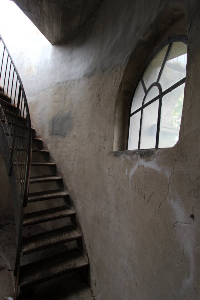 Concrete metal round