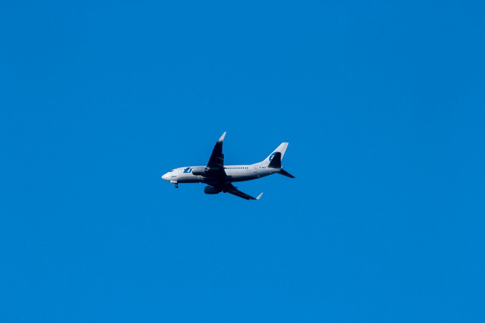 Large in the air boeing 737-800