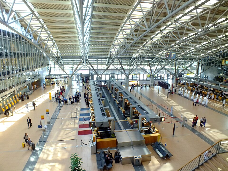 Abflug hall airport hamburg