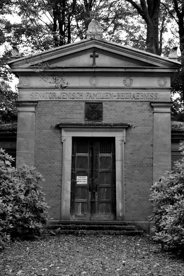 Tomb hamburg lapsed