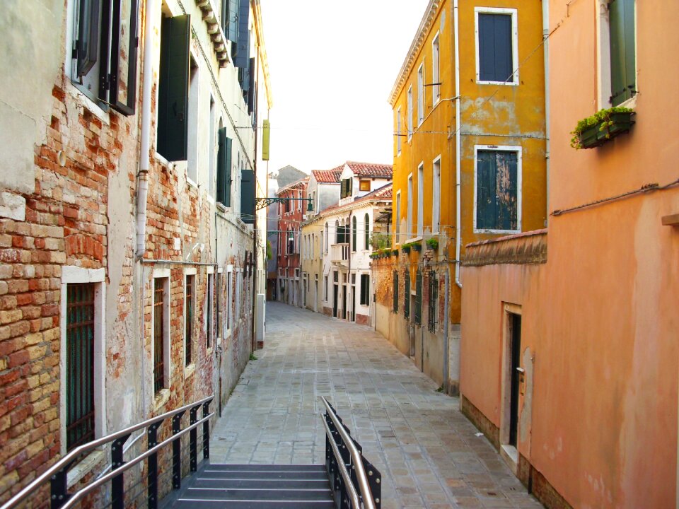 Side street architecture houses