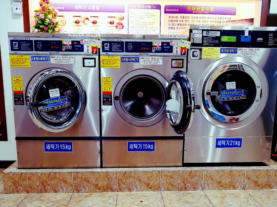 Washing machine laundromat laundry