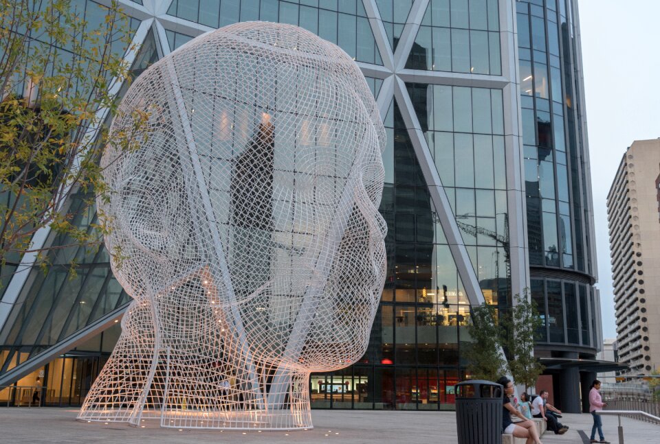 Bow building statue head