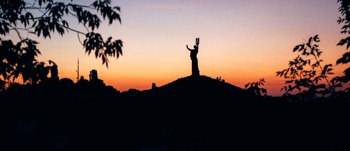 Statue evening silhouettes