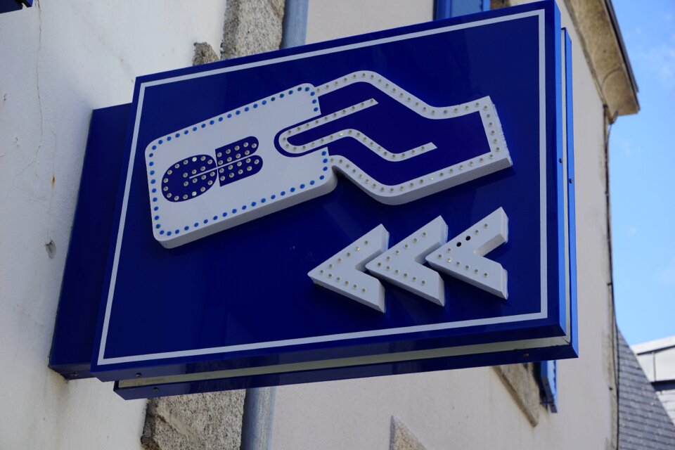 European currency withdrawal of money teaches