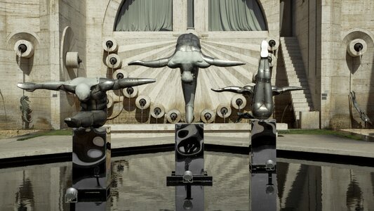 Sculpture fountain metal