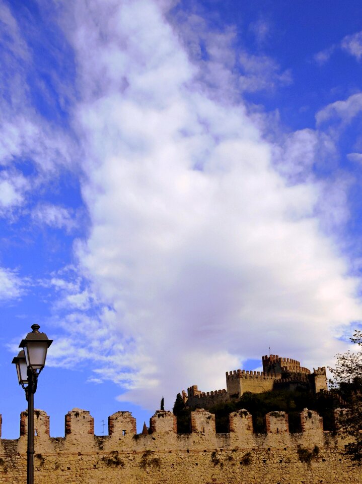 Sky lamppost clouds