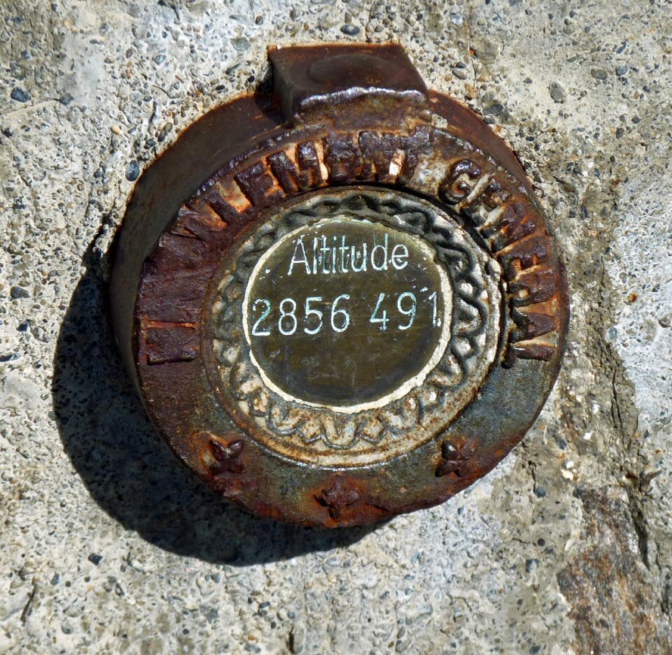 Marking pyrénées summit