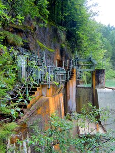 Force lock dam