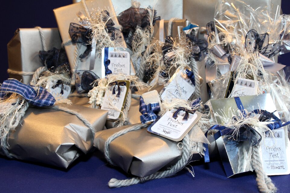 Packed loop gift tags