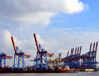 Loading cargo trade