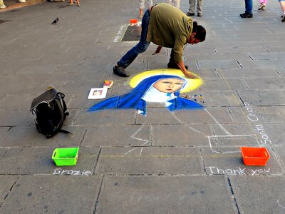 Street artist chalk drawing
