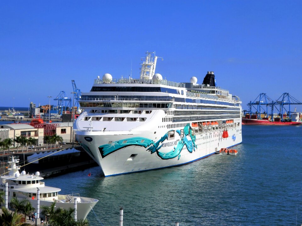 Cruise quay port