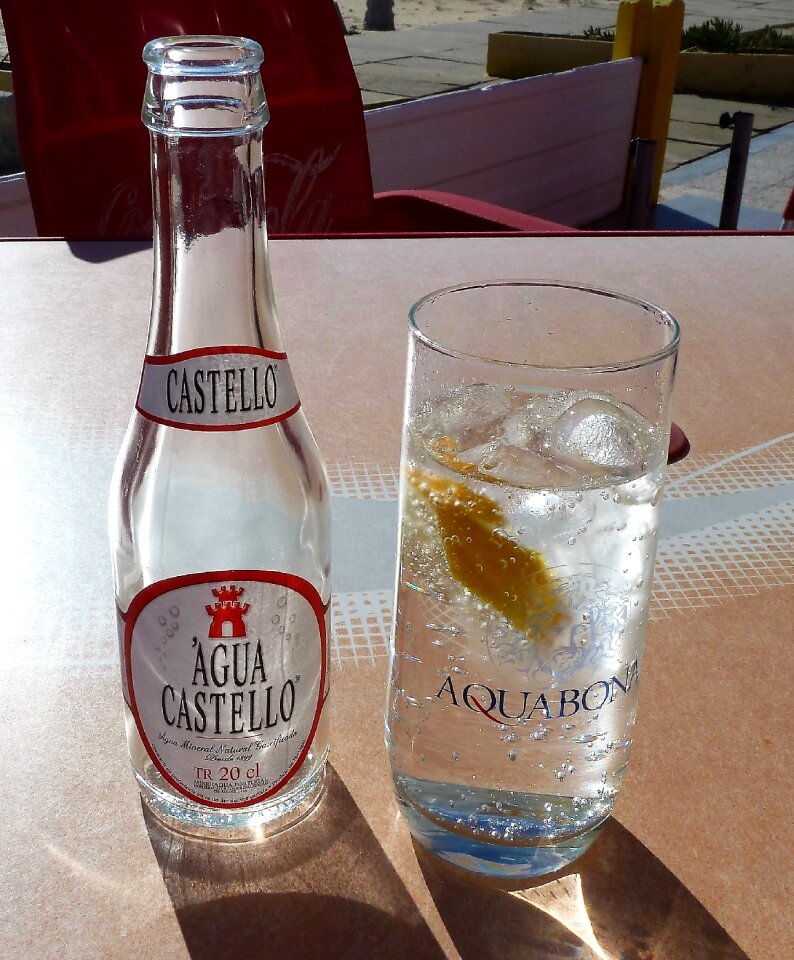 Bubbles mineral water thirst quenching