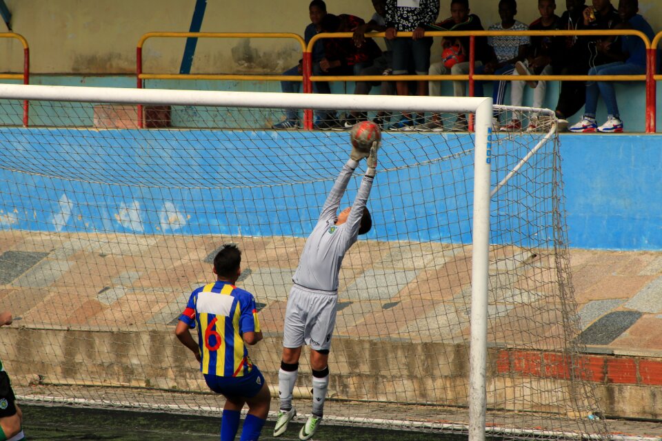 Fly football goalkeepers