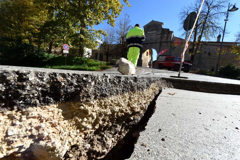 San bendetto norcia earthquake earthquake norcia cracked road
