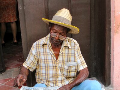Man cuba glasses