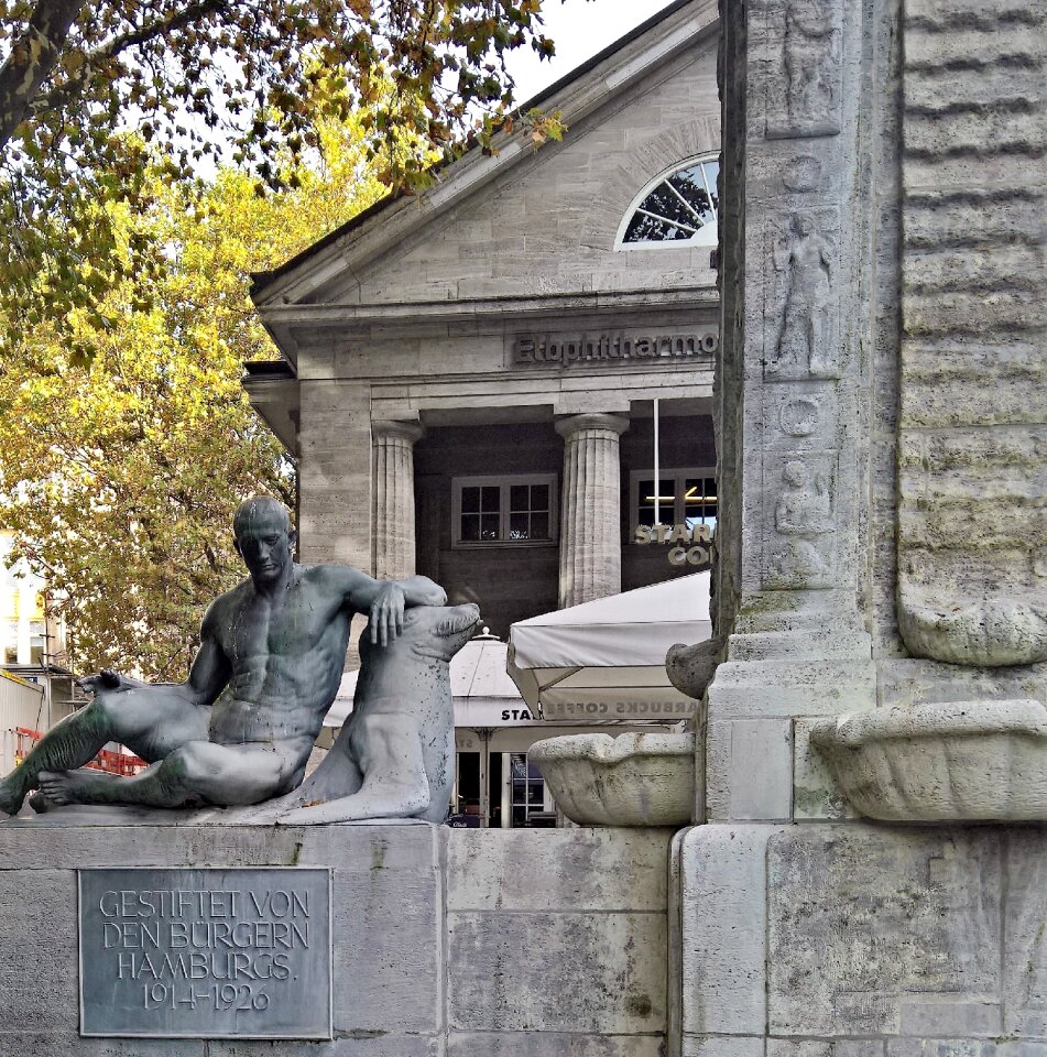 Dedicated to the hamburg mayor moenckeberg