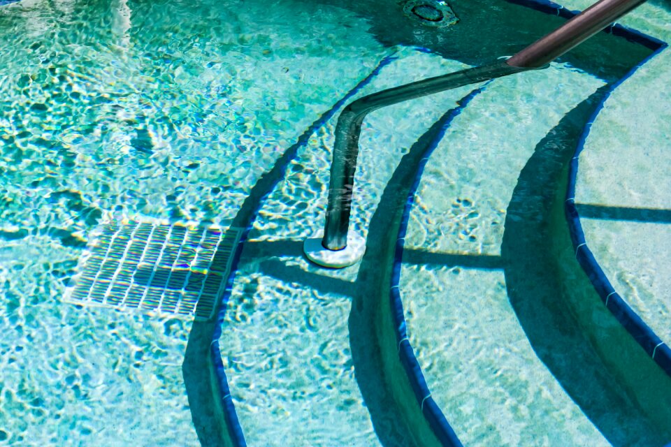 Pool relaxation bath
