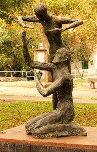 Monument figure form
