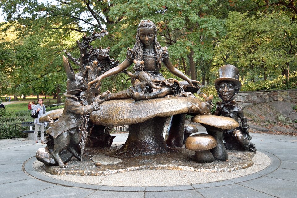 Statue alice wonderland