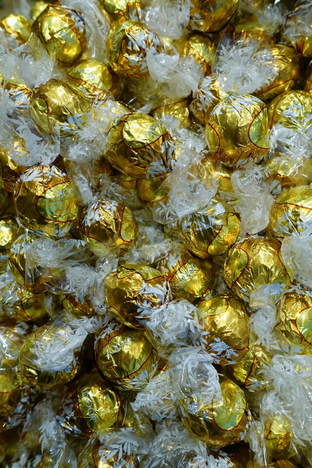 Balls wrapped bonbon
