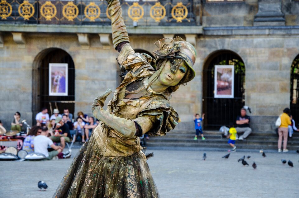 Street artist bronze