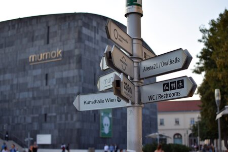 Mq museumsquartier arrow