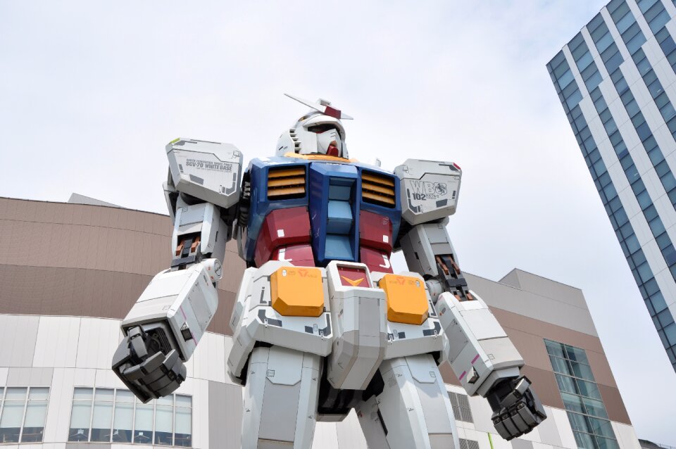 Mobile suit gundam robot statue