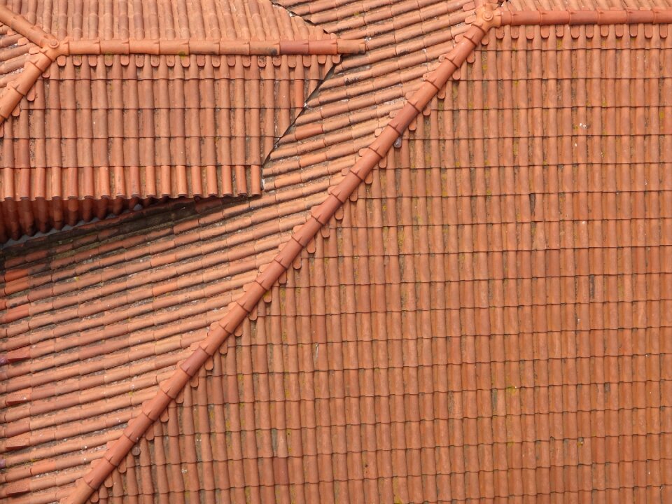 Superstructure roof tiles ridge