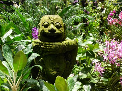 Statue moss green