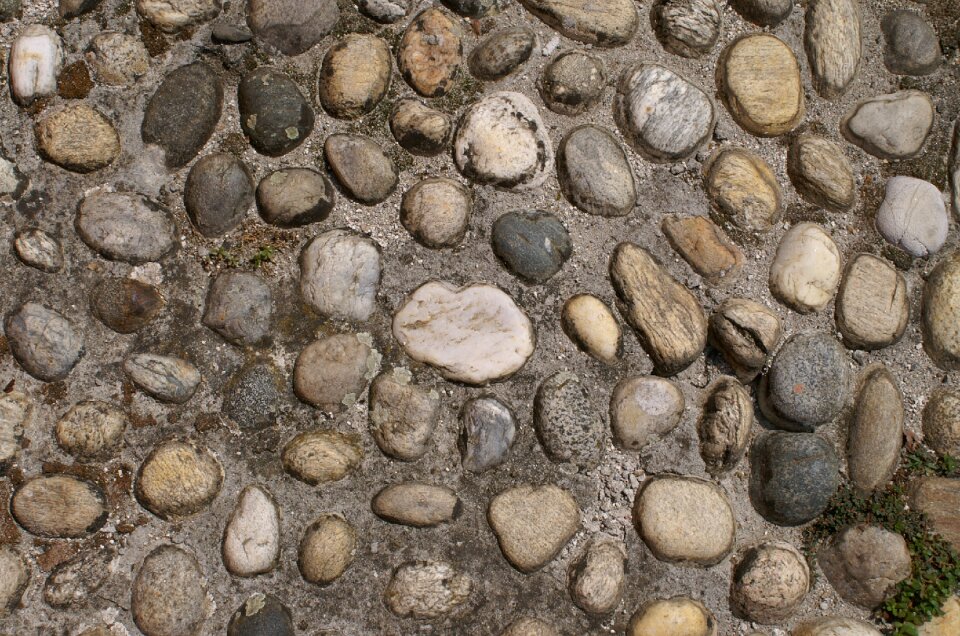 Form ground natural stone