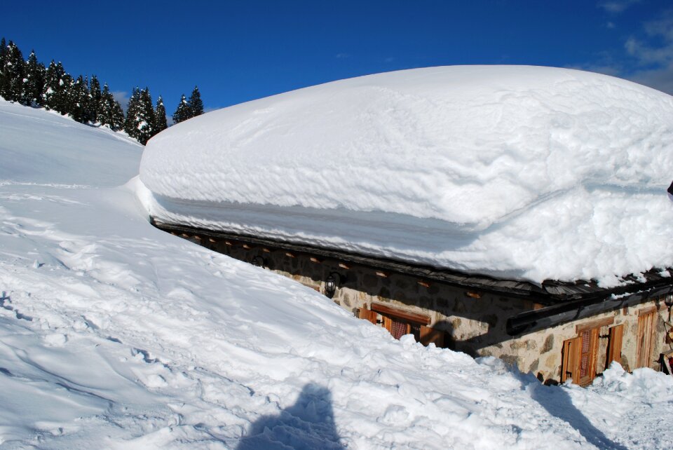 The snow heavy roof houde