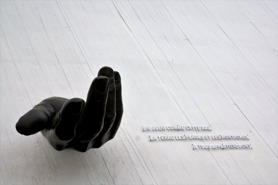 Sculpture hand saying
