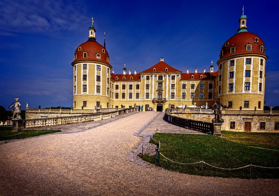 Building hunting lodge renaissance