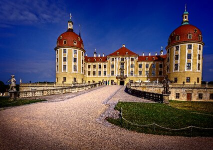 Building hunting lodge renaissance