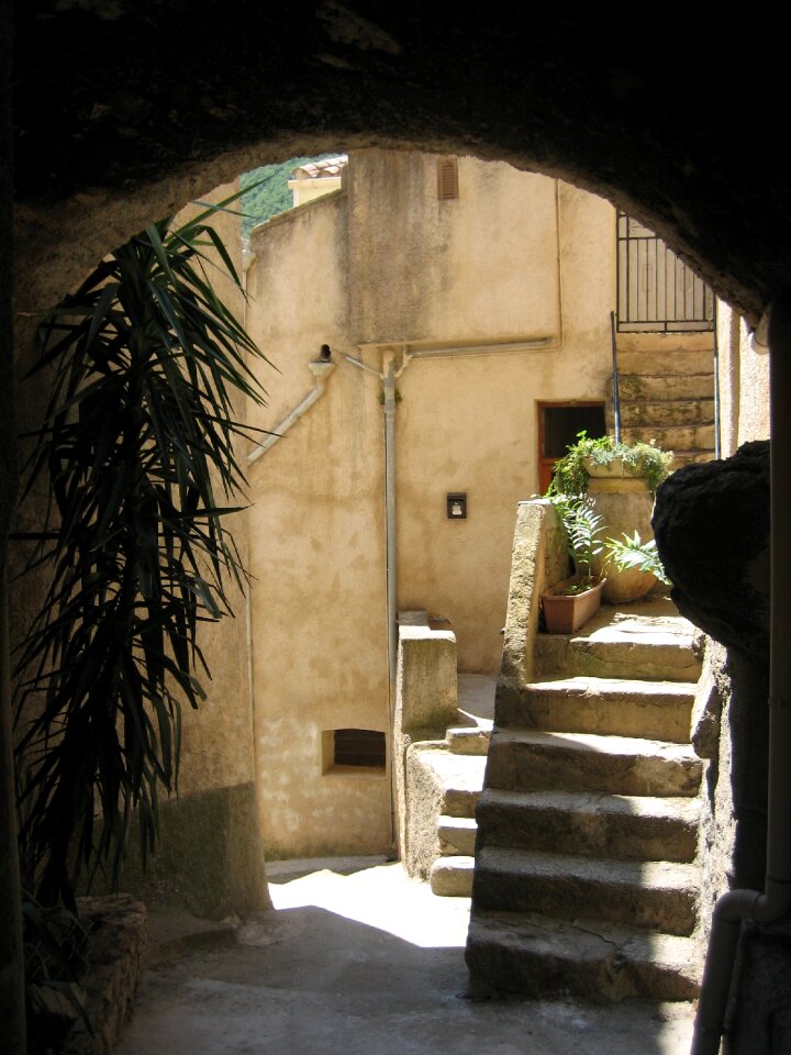 Corsican passage vault