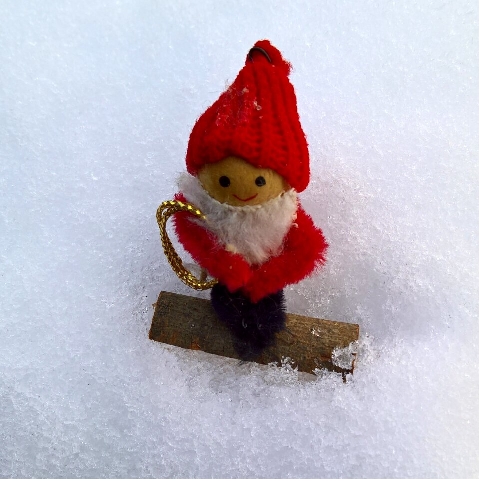 In the snow cute red strickmütze