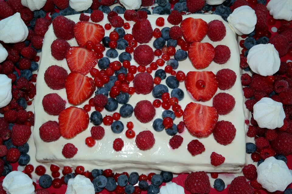 Summer cake pavlova berry