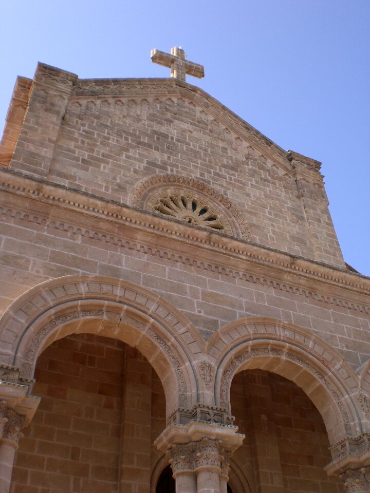 Church colonnade archi