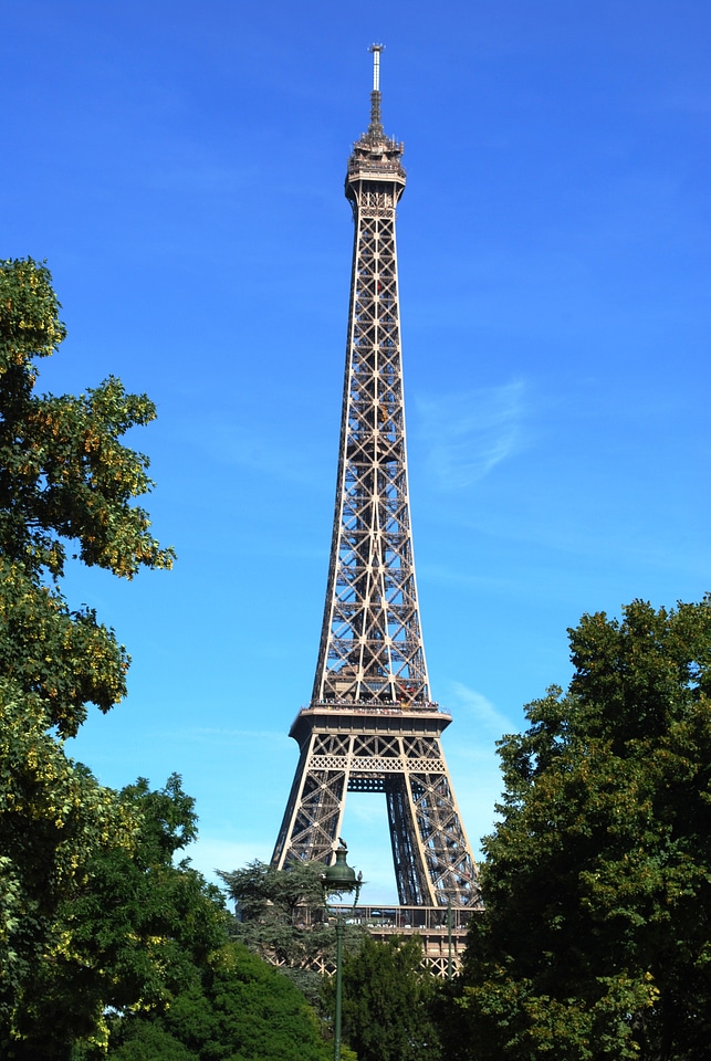 Landmark monument statue