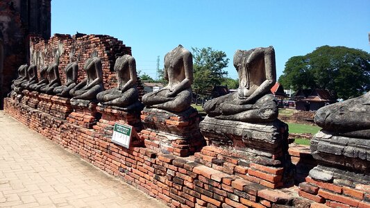 Statues lotus sitting no heard