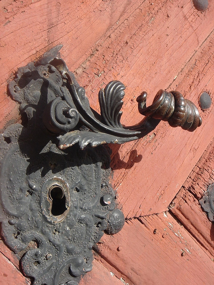 Handle castle hardware