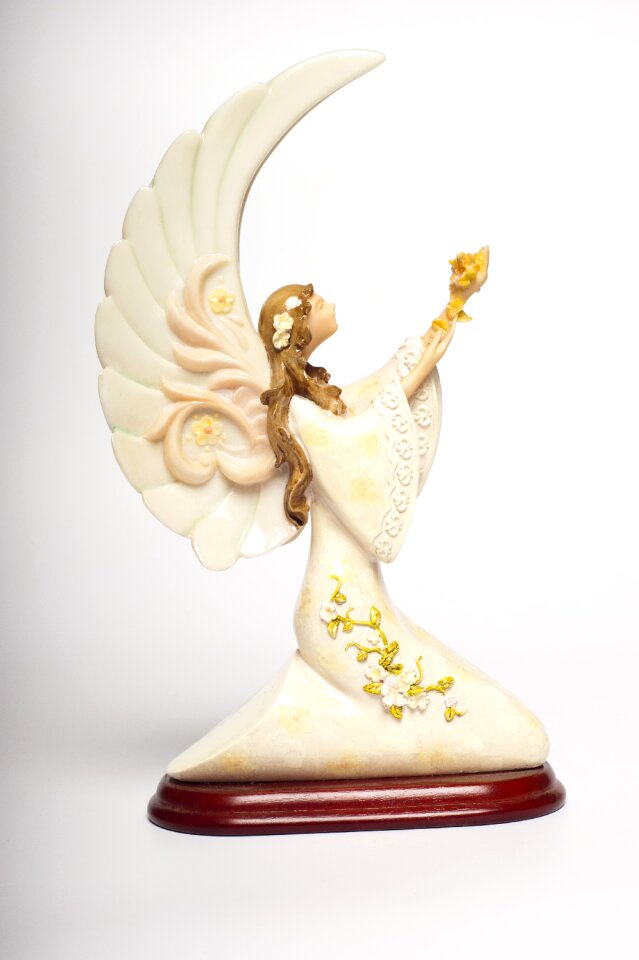 Angel statuette statue of an angel