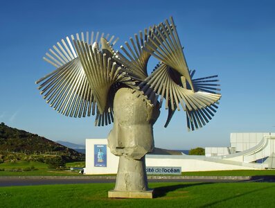 Statue modern art metal