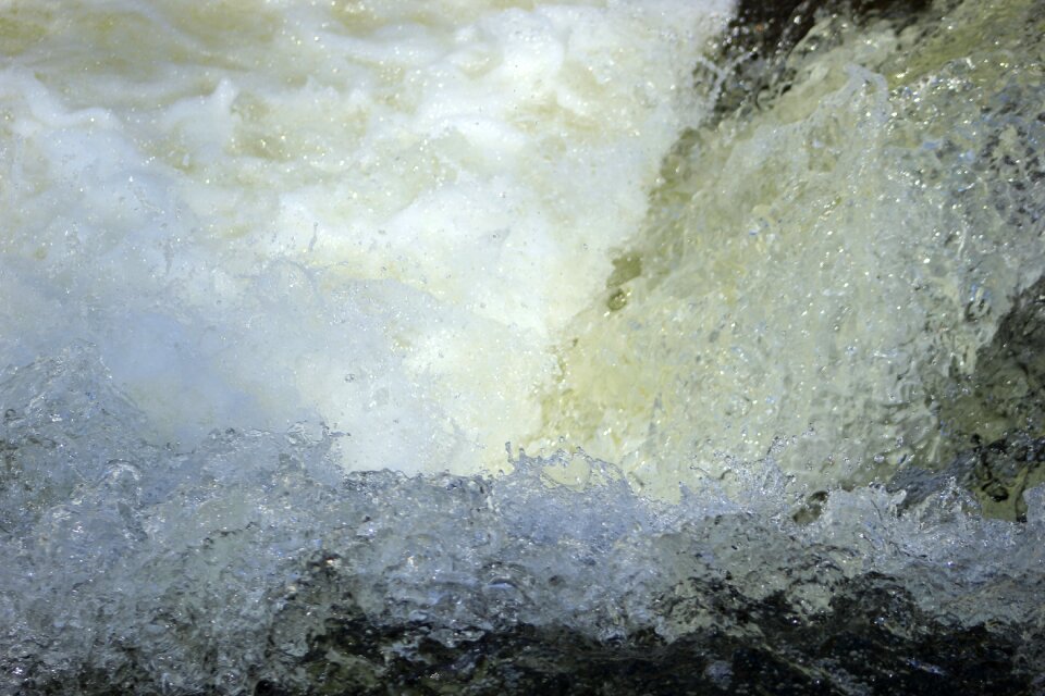 Liquid water wave nature