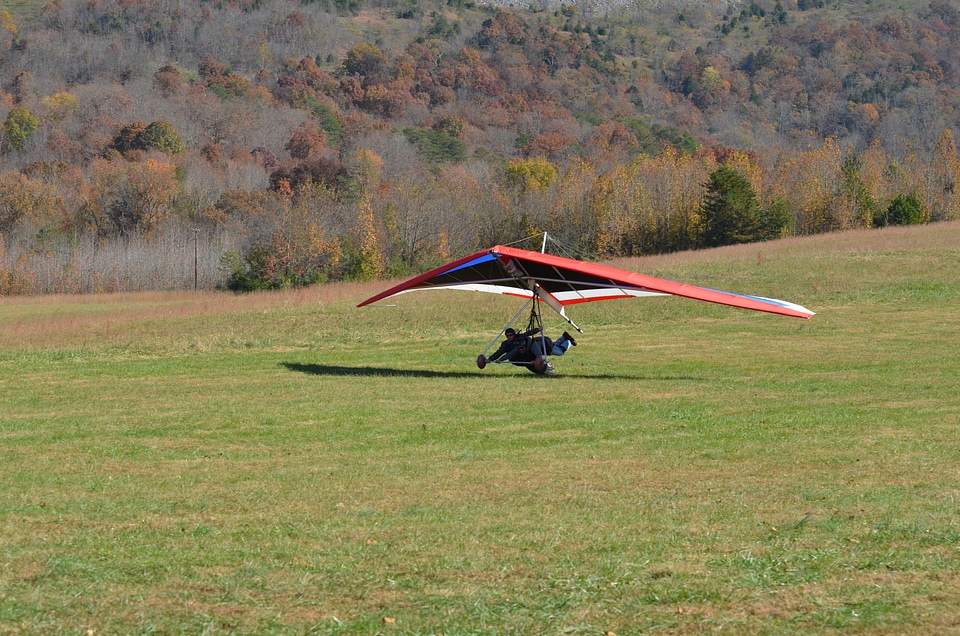 Paragliding adventure bums hang gliding