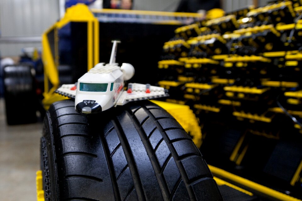 Powered by air brick toy